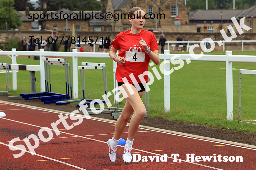 Girls 800 metres, 2025 Northumberland Schools Track and Fields, Wentworth, Hexham. Photo: David T. Hewitson/Sports for All Pics